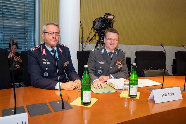 Bei der Anhörung zum BesStMG im Innenausschuss: Oberstleutnant i.G. Dr. Detlef Buch (l.) und Oberstleutnant André Wüstner. Foto: DBwV/Yann Bombeke
