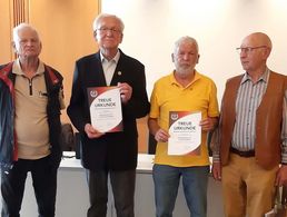 Walter Holldorf, die Geehrten Hermann Zschweigert und Gerhard Fröhlich mit ihrem Vorsitzenden Jürgen Schwarz (v.l.) Foto: DBwV