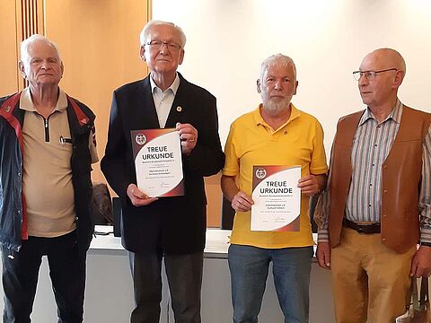 Walter Holldorf, die Geehrten Hermann Zschweigert und Gerhard Fröhlich mit ihrem Vorsitzenden Jürgen Schwarz (v.l.) Foto: DBwV