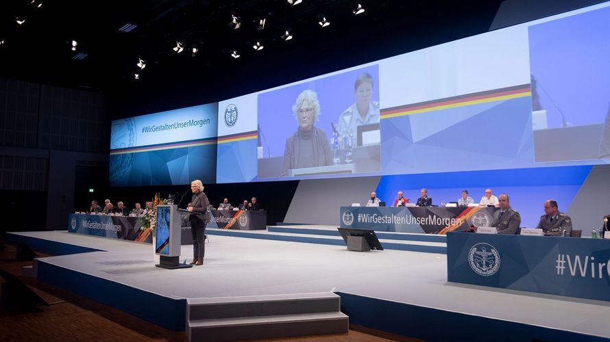 Die Verteidigungsministerin Christine Lambrecht wendet sich an die Delegierten: Einer der vielen Höhepunkte dieser 21. Hauptversammlung des Deutschen BundeswehrVerbandes. Foto: DBwV/Yann Bombeke