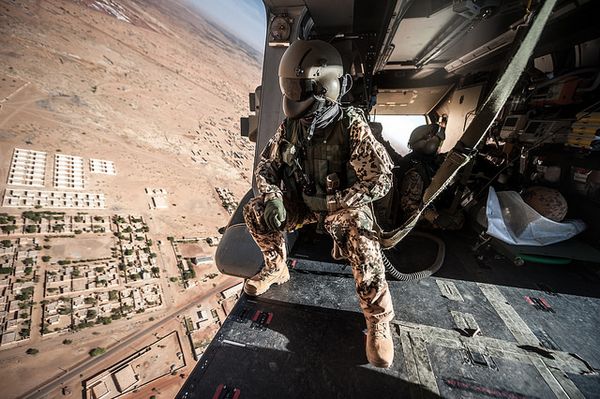 Ein Rettungsteam evakuiert mit einem Mehrzweckhubschrauber NH-90 MedEvac einen Verwundeten in der Nähe von Gao/Mali - zum Glück nur während einer Übung Foto: Bundeswehr/Johannes Müller