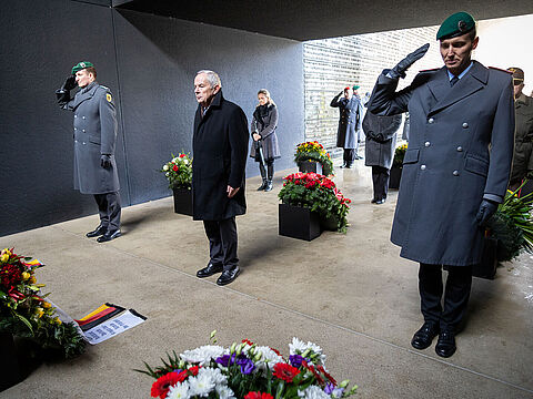 Am Ehrenmal der Bundeswehr im Bendlerblock legte Oberstleutnant i.G. Marcel Bohnert (r.) einen Kranz für den Deutschen BundeswehrVerband nieder. In der Mitte General a.D. Wolfgang Schneiderhan, Präsident des Volksbundes Deutsche Kriegsgräberfürsorge, links der Präsident des Reservistenverbandes, Oberst d.R. Patrick Sensburg. Foto: DBwV/Yann Bombeke