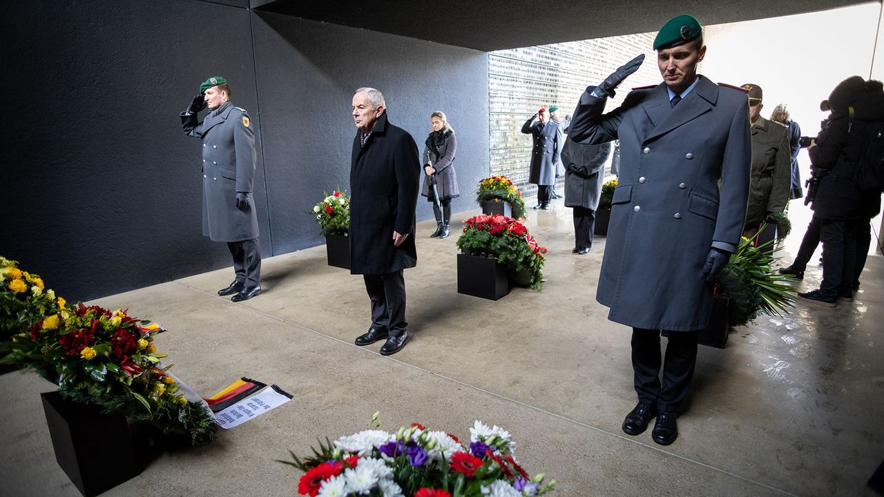 Am Ehrenmal der Bundeswehr im Bendlerblock legte Oberstleutnant i.G. Marcel Bohnert (r.) einen Kranz für den Deutschen BundeswehrVerband nieder. In der Mitte General a.D. Wolfgang Schneiderhan, Präsident des Volksbundes Deutsche Kriegsgräberfürsorge, links der Präsident des Reservistenverbandes, Oberst d.R. Patrick Sensburg. Foto: DBwV/Yann Bombeke