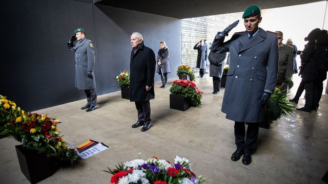 Am Ehrenmal der Bundeswehr im Bendlerblock legte Oberstleutnant i.G. Marcel Bohnert (r.) einen Kranz für den Deutschen BundeswehrVerband nieder. In der Mitte General a.D. Wolfgang Schneiderhan, Präsident des Volksbundes Deutsche Kriegsgräberfürsorge, links der Präsident des Reservistenverbandes, Oberst d.R. Patrick Sensburg. Foto: DBwV/Yann Bombeke