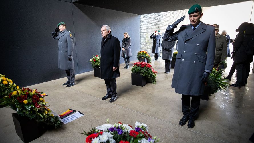 Am Ehrenmal der Bundeswehr im Bendlerblock legte Oberstleutnant i.G. Marcel Bohnert (r.) einen Kranz für den Deutschen BundeswehrVerband nieder. In der Mitte General a.D. Wolfgang Schneiderhan, Präsident des Volksbundes Deutsche Kriegsgräberfürsorge, links der Präsident des Reservistenverbandes, Oberst d.R. Patrick Sensburg. Foto: DBwV/Yann Bombeke