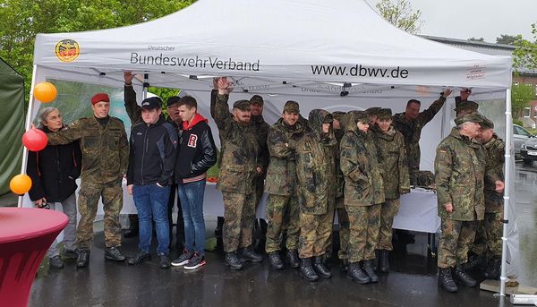 Der DBwV ließ Soldaten und Besucher an seinem Informationsstand nicht im Regen stehen. Foto: Stefan Weyer