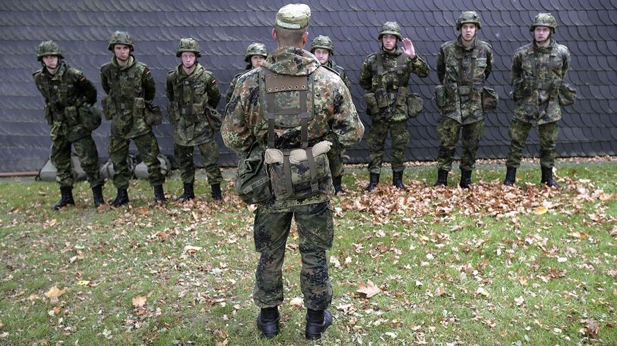 Soldaten in der Grundausbildung: Kommt jetzt die Wehrpflicht zurück? Foto: dpa