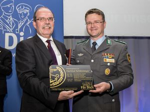 Hartmut Schönmeyer (l.) wurde vom Bundesvorsitzenden zum Ehrenmitglied ernannt Foto: DBwV/Scheurer