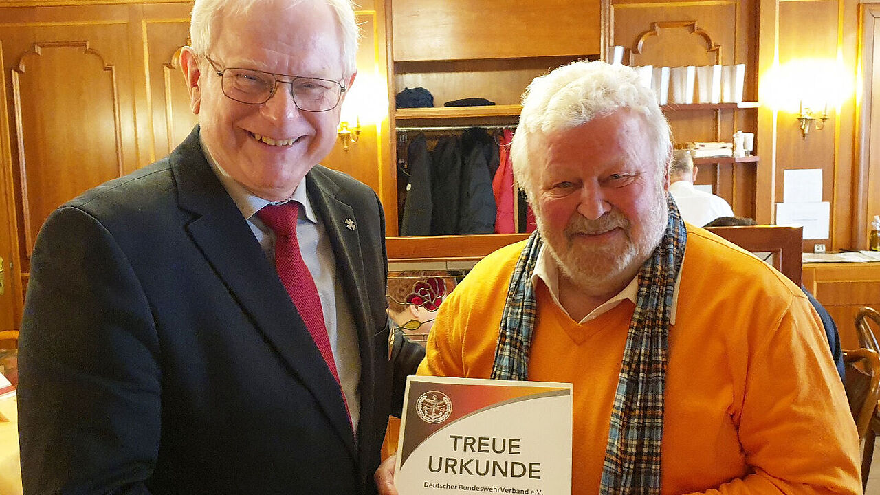 Volker Jung (l.) dankte dem engagierten Mitglied Eckhard Tschirner (r.) für 60 Jahre Treue zum Deutschen BundeswehrVerband. Foto: Norbert Gerdes