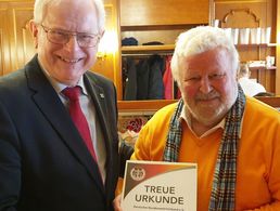 Volker Jung (l.) dankte dem engagierten Mitglied Eckhard Tschirner (r.) für 60 Jahre Treue zum Deutschen BundeswehrVerband. Foto: Norbert Gerdes