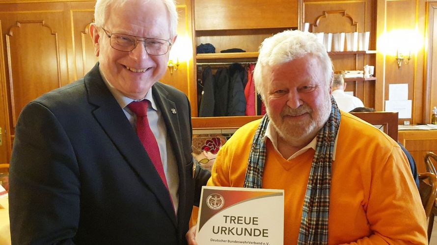 Volker Jung (l.) dankte dem engagierten Mitglied Eckhard Tschirner (r.) für 60 Jahre Treue zum Deutschen BundeswehrVerband. Foto: Norbert Gerdes