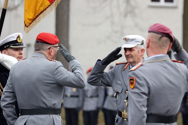 Der Generalinspekteur, General Carsten Breuer (2.v.l.), übergab das Kommando des Operativen Führungskommandos der Bundeswehr an Generalleutnant Alexander Sollfrank (2.v.r.). Foto: DBwV/Yann Bombeke