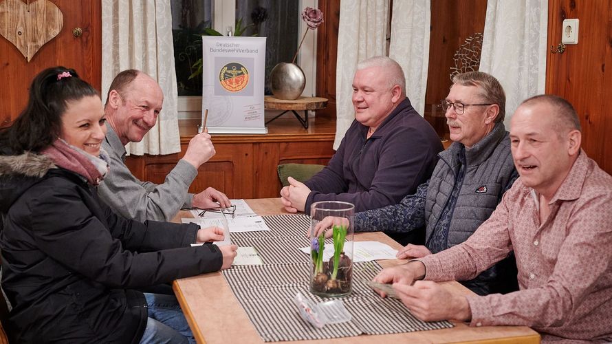 Bei der Vorstandssitzung mit Vorsitzendem Stabsfeldwebel a.D. Bernd Uiffinger (2.v.l.) stellte sich Stabsfeldwebel a.D. Jürgen Zinnecker (3.v.l.) als möglicher künftiger Beisitzer vor. Foto: DBwV/Ingo Kaminsky