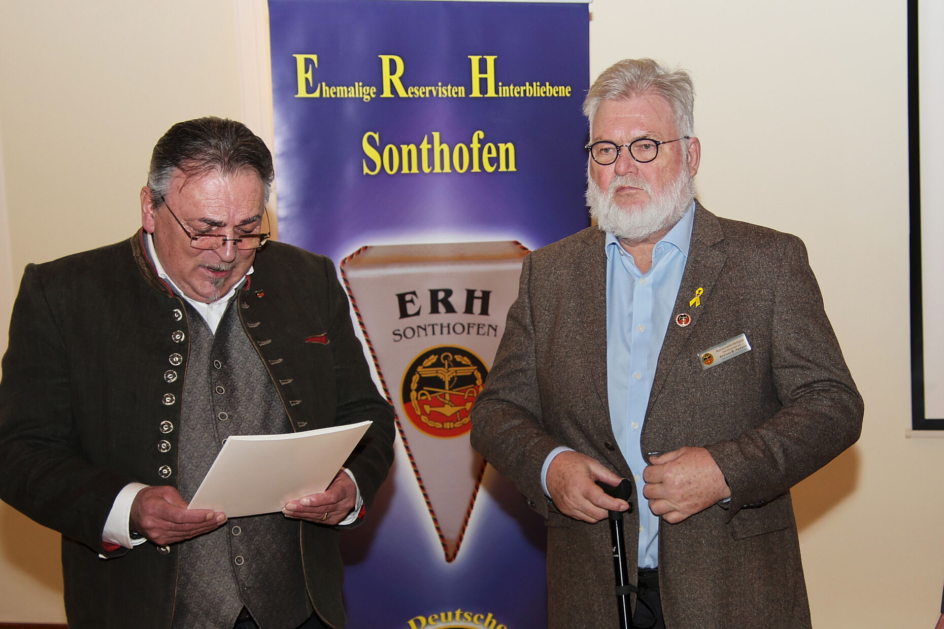 Oberstleutnant a.D. Andreas Hamann (rechts) wurde mit der Ehrennadel in Silber geehrt. Foto: Wolfgang Kruse