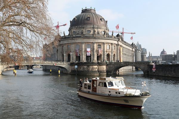 Die letzte "Seefahrt" als Inspekteur der Marine führte Vizeadmiral Andreas Krause an Bord der Barkasse "Marine 1" auf die Spree. Foto: PIZ Marine