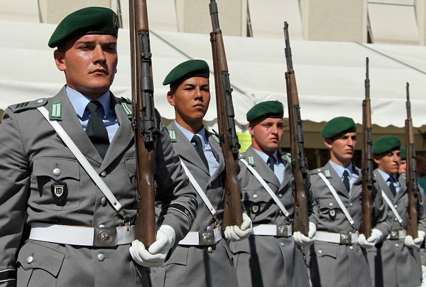 Die Reihe links oder rechts – um? Wie es mit der Bundeswehr weitergeht, fragen sich zurzeit wohl viele Angehörige der Streitkräfte. Foto: Bundeswehr/Sebastian Wilke