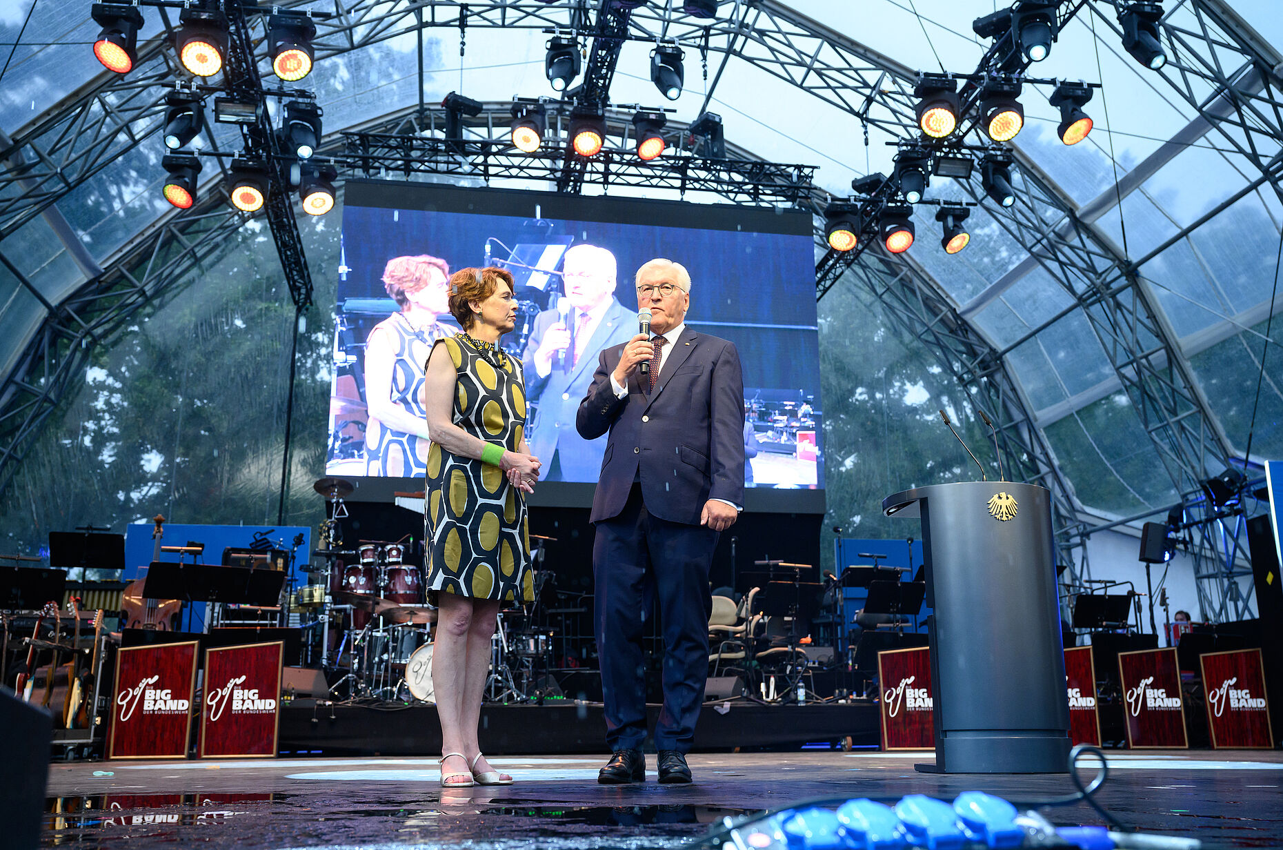 Bundespräsident Frank-Walter Steinmeier steht mit seiner Gattin, Elke Büdenbender, auf der Festbühne im Schlosspark seines Amtssitzes und sagt in diesem Moment - schweren Herzens, aber angesichts der eindringlichen Warnungen des Deutschen Wetterdienstes unausweichlich - sein Bürgerfest ab. Die gute Nachricht: Alle Gäste werden 2023 erneut zum Bürgerfest auf Schloss Bellevue eingeladen. Foto: dpa