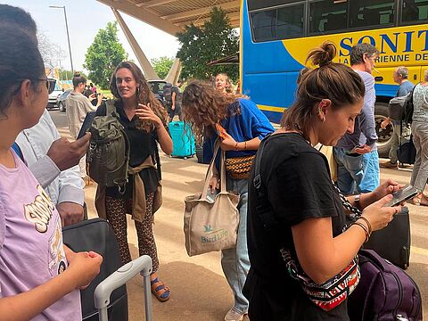 Eine Gruppe Franzosen wartet am Flughafen von Niamey darauf, mit einer französischen Maschine aus dem Niger ausgeflogen zu werden. Foto: picture alliance / ASSOCIATED PRESS / Sam Mednick