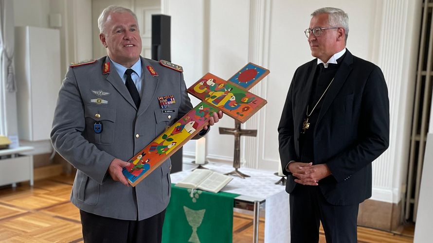 Generalstabsarzt Dr. Ralf Hoffmann, Vorstandsvorsitzender der EAS, und Militärbischof Dr. Bernhard Felmberg (r.)  Foto: DBwV/Strittmatter