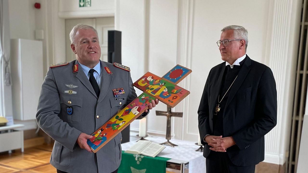 Generalstabsarzt Dr. Ralf Hoffmann, Vorstandsvorsitzender der EAS, und Militärbischof Dr. Bernhard Felmberg (r.)  Foto: DBwV/Strittmatter