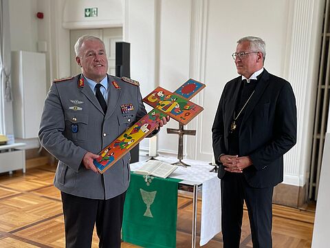 Generalstabsarzt Dr. Ralf Hoffmann, Vorstandsvorsitzender der EAS, und Militärbischof Dr. Bernhard Felmberg (r.)  Foto: DBwV/Strittmatter