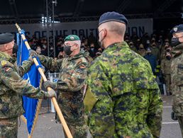 Generalleutnant Jürgen-Joachim von Sandrart (l.) und General Jörg Vollmer (2.v.l.), Befehlshaber des Allied Joint Forces Command der NATO in Brunssum, bei der Kommandoübergabe in Stettin. Foto: Twitter/HQ Multinational Corps Northeast