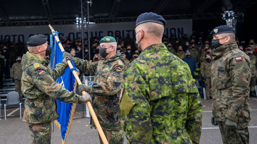 Generalleutnant Jürgen-Joachim von Sandrart (l.) und General Jörg Vollmer (2.v.l.), Befehlshaber des Allied Joint Forces Command der NATO in Brunssum, bei der Kommandoübergabe in Stettin. Foto: Twitter/HQ Multinational Corps Northeast