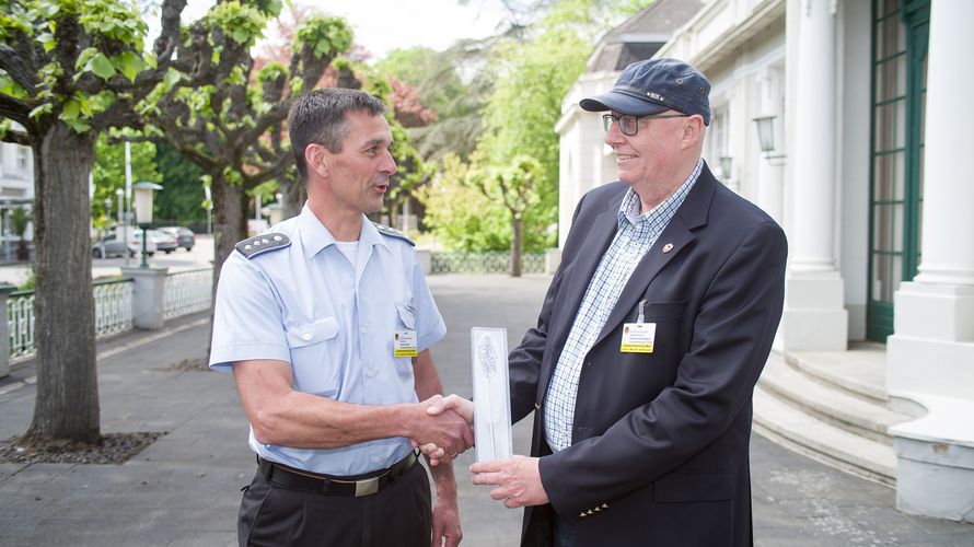 Andreas Schnellbach (r.) übergibt seinem Nachfolger Gerald Arleth die „Spitze Feder“