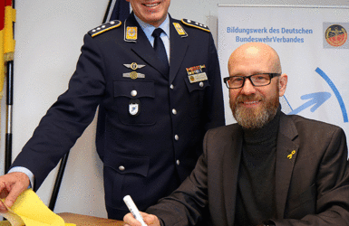 Auch Peter Tauber, Parlamentarischer Staatssekretär im BMVg, signierte die Gelben Bänder. Foto: DBwV/Mika Schmidt