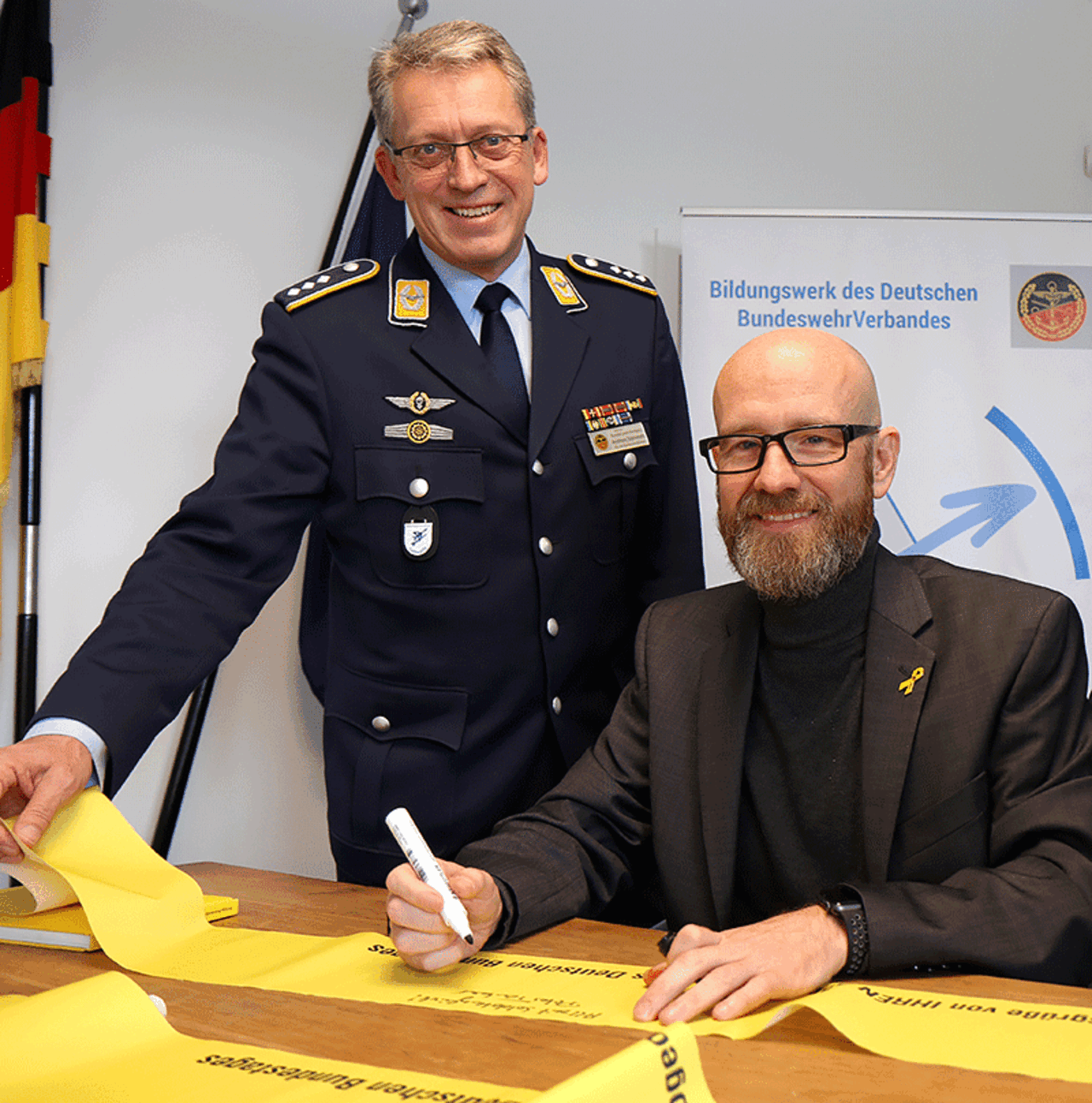 Auch Peter Tauber, Parlamentarischer Staatssekretär im BMVg, signierte die Gelben Bänder. Foto: DBwV/Mika Schmidt