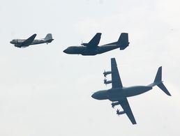 Hoch am Himmel: Eine DC 3 aus der Luftbrückenzeit gefolgt von einer Transall sowie dem Airbus A300M der Bundeswehr. Foto: DBwV