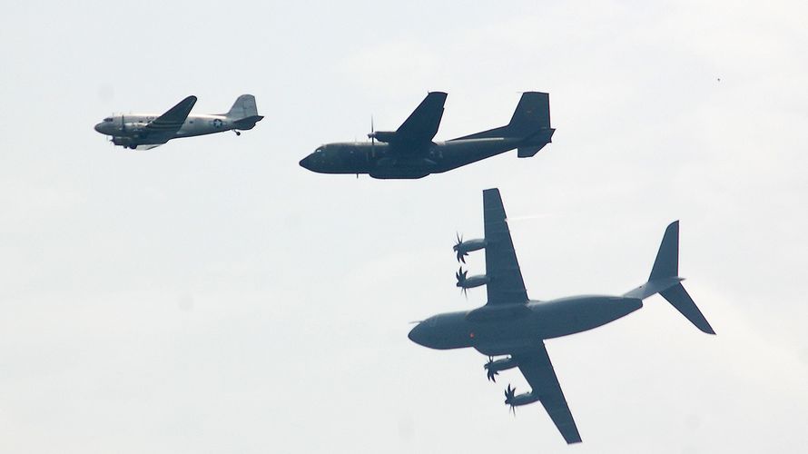 Hoch am Himmel: Eine DC 3 aus der Luftbrückenzeit gefolgt von einer Transall sowie dem Airbus A300M der Bundeswehr. Foto: DBwV