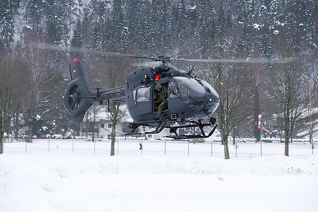 Der H145M ist flexibel einsetzbar: Auf diesem Bild ist eine Maschine des Hubschraubergeschwaders 64 bei der Schneekatastrophe 2019 in Bayern im Einsatz. Foto: DBwV/Yann Bombeke