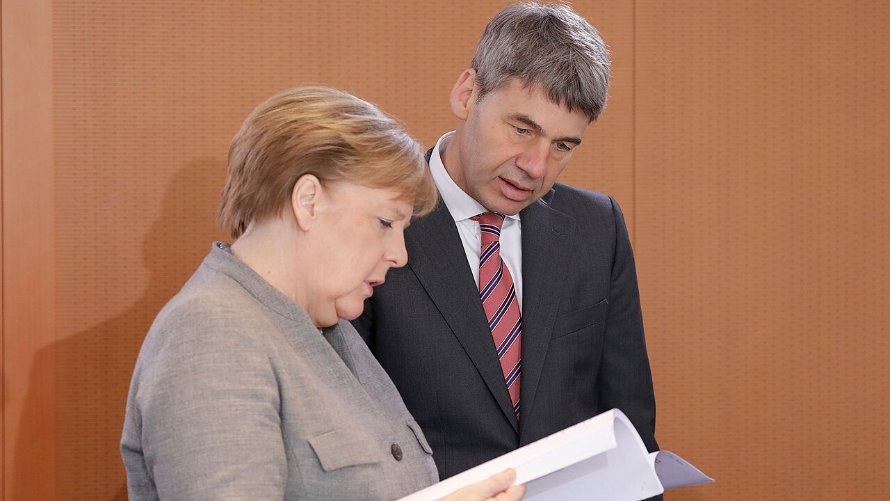 Jan Hecker war ein enger Vertrauter von Bundeskanzlerin Angela Merkel. Jetzt ist der Diplomat überraschend in Peking verstorben. Foto: picture alliance / SZ Photo | Jens Schicke