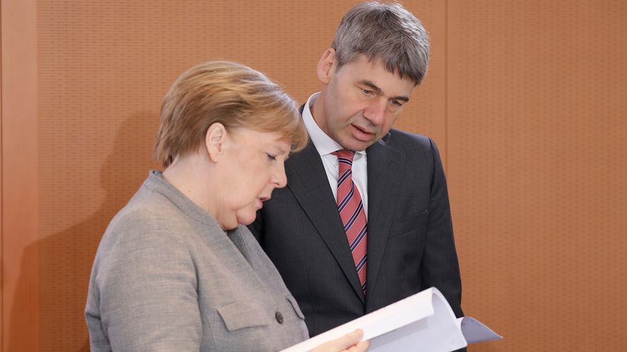 Jan Hecker war ein enger Vertrauter von Bundeskanzlerin Angela Merkel. Jetzt ist der Diplomat überraschend in Peking verstorben. Foto: picture alliance / SZ Photo | Jens Schicke