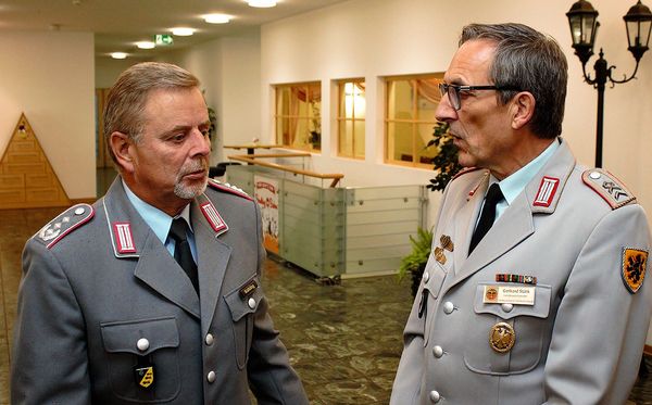 Landesvorsitzender Stabsfeldwebel a.D. Gerhard Stärk und Kommandeur LKdo Baden-Württemberg Oberst Christian Walkling. (Foto: DBwV/ik)