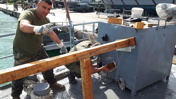 Libanesische Marinesoldaten üben die Leckabwehr. Foto: Bundeswehr/PAO UNIFIL