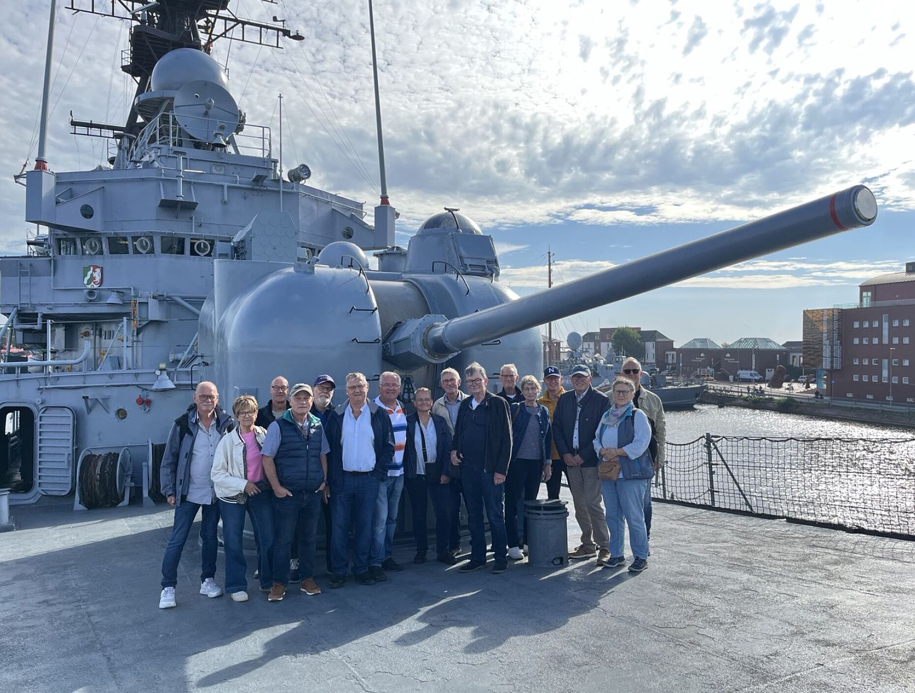 Gruppenfoto vor dem Zerstörer „Mölders“ im Deutschen Marinemuseum. Foto: DBwV