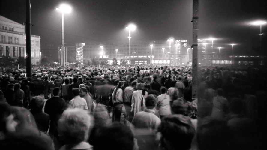 "Unglaubliche Bilder aus Leipzig": Am Abend des 9. Oktober 1989 gehen 70.000 Menschen zur Montagsdemonstration auf die Straße. Foto: picture alliance/Volkmar Heinz