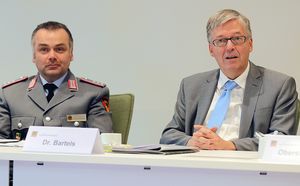 Nehmen die Anliegen der Soldaten ernst: Der Wehrbeauftragte Dr. Hans-Peter Bartels (r.) und Hauptmann Burghard Marwede, stellvertretender Vorsitzender Ressourcenbereich. Foto: DBwV/Schmidt