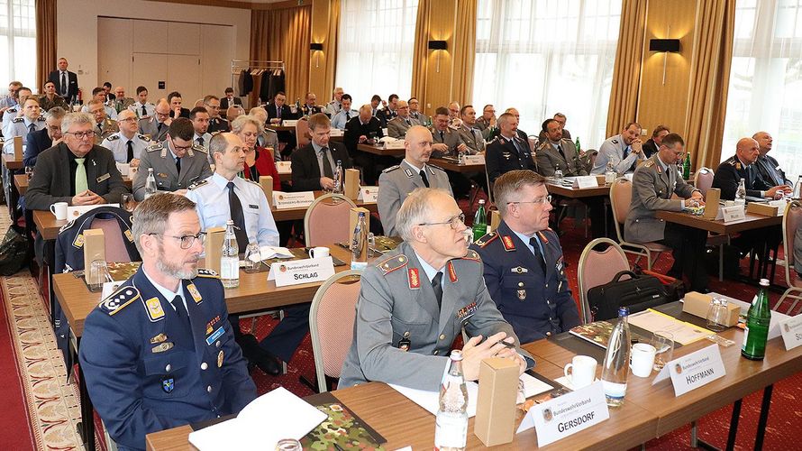 Kommandeure und Dienststellenleiter aus allen Regionen des Landesverbands kamen zum Informationsaustausch zusammen. Foto: Arleth