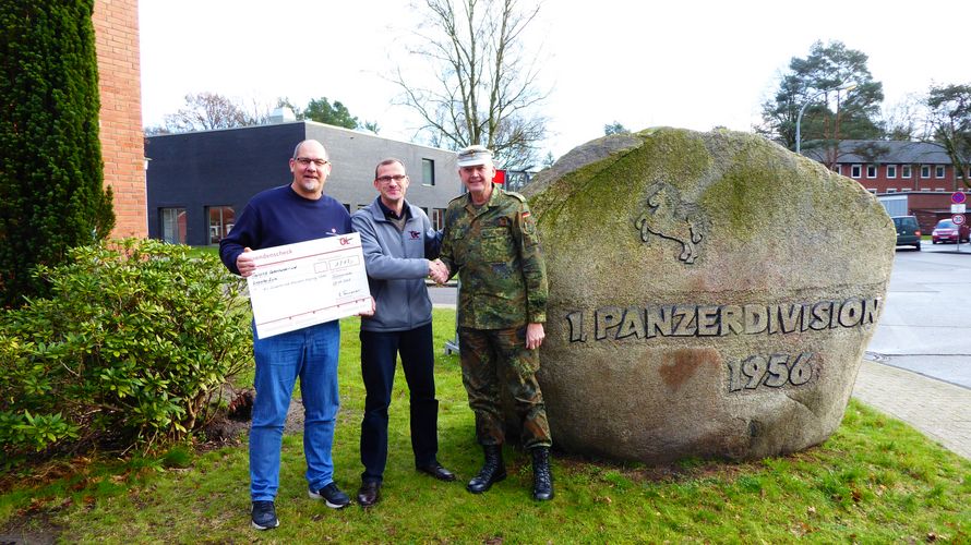 Karl-Heinz Schütz, Gründungsmitglied des Airborne-Fit-Run e.V. und der Vereins-Vorsitzende Reiner Trosiener bei der feierlichen Übergabe an Brigadegeneral Michael Matz (v.l.)