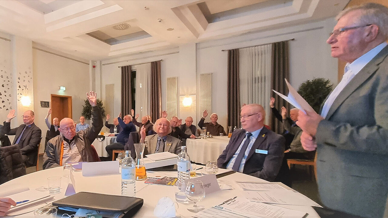 Die Mitglieder der KERH Strausberg bei der Stimmabgabe Foto: Horst Matschey