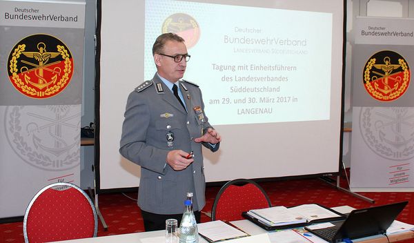 Hptm Roland Ehrenberger, Vorsitzender Bezirk 3 - Altbayern, führt durch die Tagung (Foto: DBwV/LV Süd)