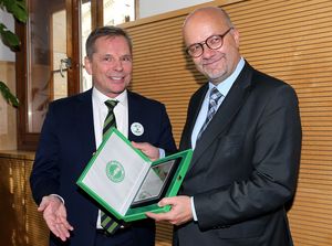 Ein Andenken zum Dank überreicht WVF-Präsident Dan-Viggo Bergtun an MdB Fritz Felgentreu (SPD). Foto: DBwV/Schmidt