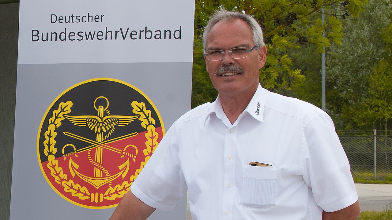 Stabsfeldwebel a.D. Willy Hanemann als Standortbeauftragter bei einer der zahlreichen Veranstaltungen in der Pionierkaserne auf der Schanz in Ingolstadt. Foto: DBwV/StoKa Ingolstadt