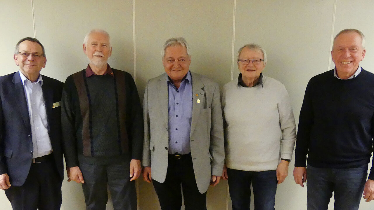 Bezirksvorsitzender Oberstabsfeldwebel a.D. Harald Lott (von links) mit wiedergewählten Vorstandsmitgliedern: Oberstleutnant a.D. Dieter Nörz,  Vorsitzender Stabsfeldwebel a.D. Roland Richter, Stabsfeldwebel a.D./Oberstabsfeldwebel d.R. Horst Niedermüller, Hauptmann d.R.  Harald Müller. Fotos:  Horst Niedermüller