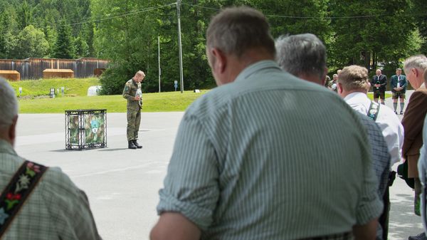 Veteranen der eingeladenen Verbände gedachten am Nationalen Veteranentag in einer Schweigeminute der gefallenen Kameraden. Foto: Lutz Leibelt