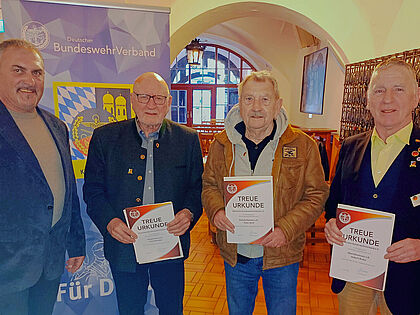 Oberstleutnant a.D. Josef Rauch (r.) ehrte auf der KERH-Mitgliederversammlung in München die langjährige Verbandszugehörigkeit von Hauptmann a.D. Fritz Schröder (v.l.), Stabsfeldwebel a.D. Peter Wolf und Oberstleutnant a.D. Hubert Reiter. Foto: Günther Schmitt
