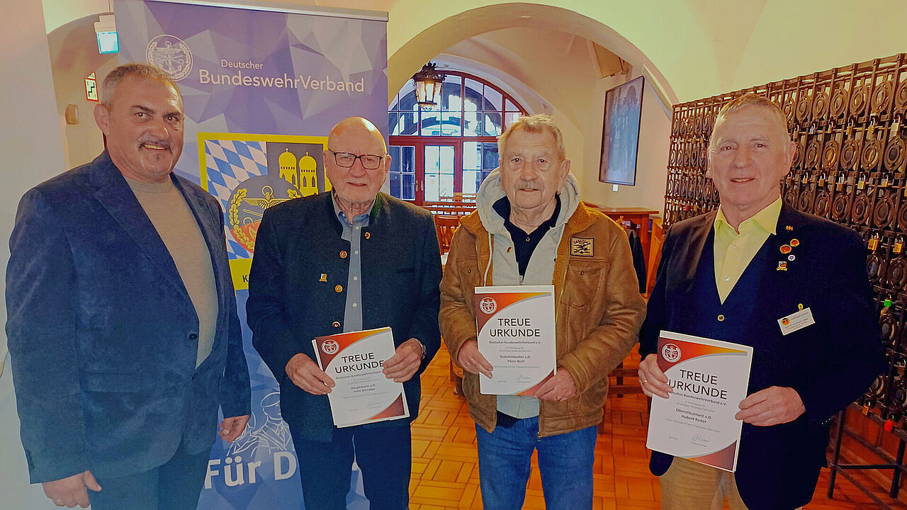 Oberstleutnant a.D. Josef Rauch (r.) ehrte auf der KERH-Mitgliederversammlung in München die langjährige Verbandszugehörigkeit von Hauptmann a.D. Fritz Schröder (v.l.), Stabsfeldwebel a.D. Peter Wolf und Oberstleutnant a.D. Hubert Reiter. Foto: Günther Schmitt